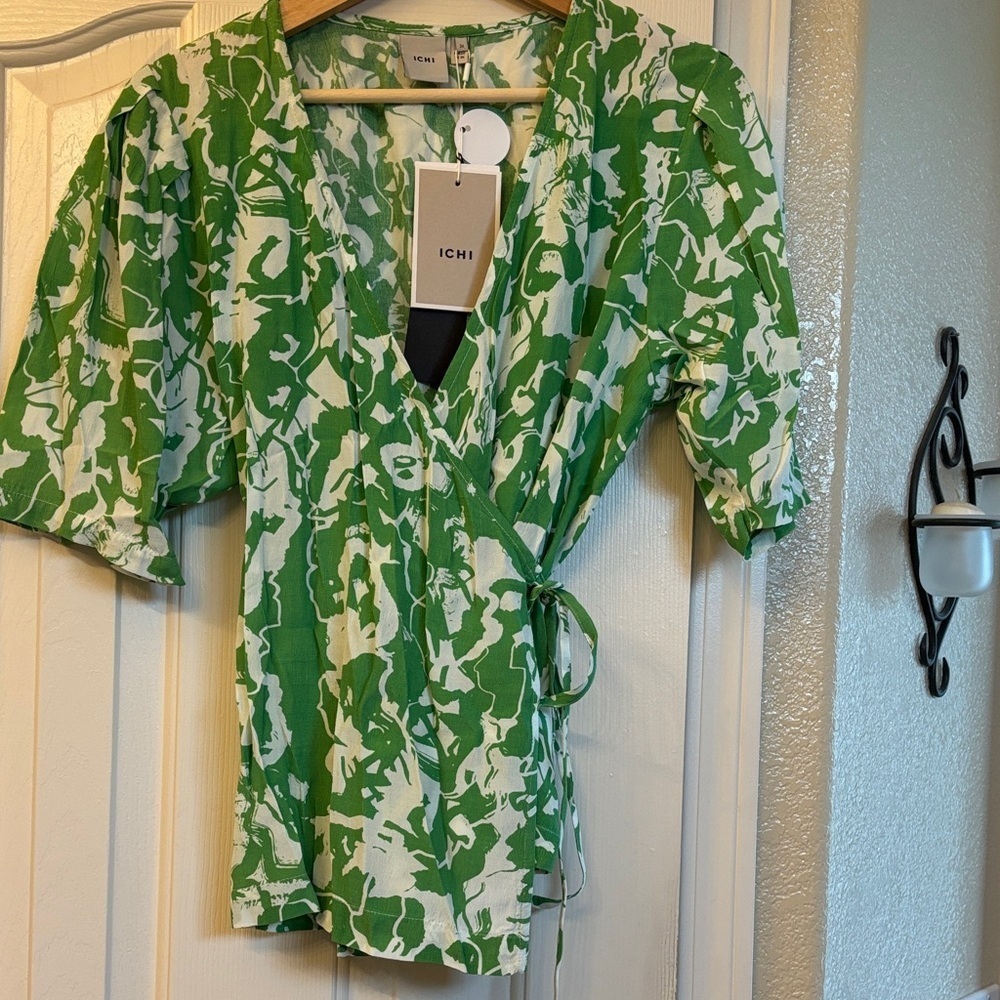 ICHI Green And White Floral Print Wrap Blouse. The Model Din Regine. NWT - Picture 2 of 4